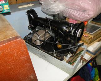 Vintage sewing machine, complete with case
