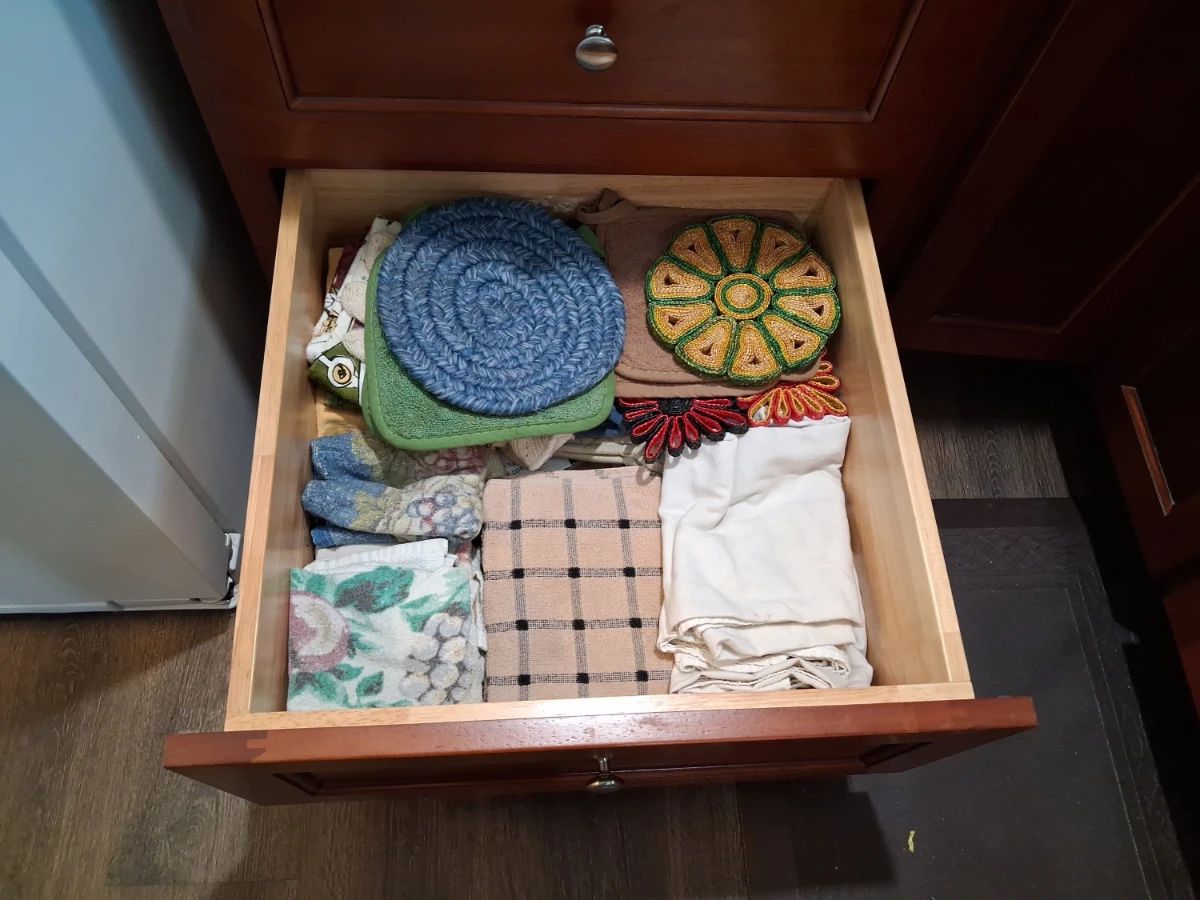 Assorted Vintage Kitchen Linens and Potholders