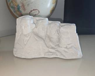 Mount Rushmore Souvenir Figurine