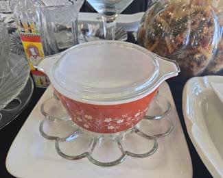 Pyrex Trailing Flowers Round Casserole Dish with Lid and Serving Cradle