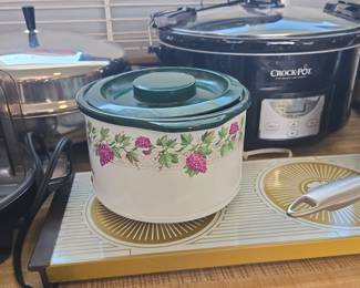 Rival CrockEtte Quart Slow Cooker with Grapevine Pattern and Green Lid