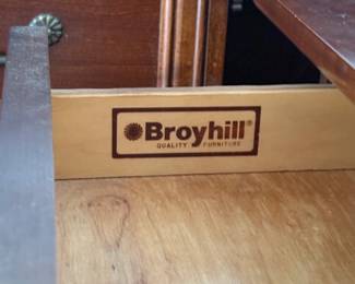 Broyhill Bedroom Furniture Set