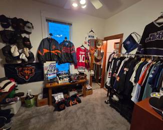 Chicago Bears NFL, Chicago Cubs MLB & Chicago Blackhawks NHL Sports Memorabilia Collection, Leather Jackets, Football & Hockey Jerseys, Men's Athletic Apparel, Graphic T-Shirts, Baseball Caps, Scarves & Collectibles