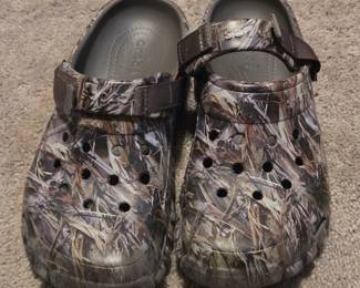 Crocs Classic Realtree Camouflage Clogs, Brown Woodland Camo Outdoor Slip-On Shoes with Adjustable Heel Straps