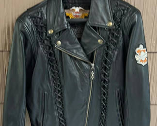 Lot 111: Men's Leather Jacket XXL