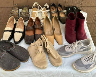 Lot 95: Assorted Women's Shoes