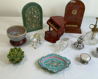 Lot 43: Assorted Vintage Decorative Items