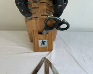 Lot 47: Shun Japanese Cutlery, 3 Steak Knives