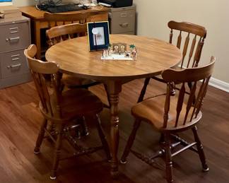 Round table with 4 chairs, 1970’s