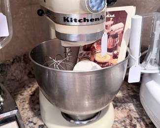 kitchenAid MIXER with accessories