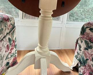Drop Leaf Pedestal Style Dining Table
