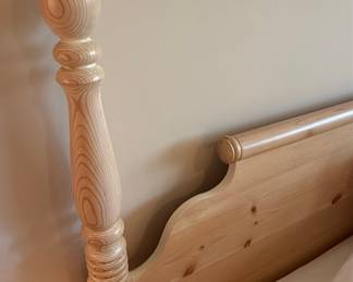 Queen Size Cannonball Spindle Post Bed