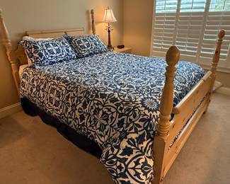 Queen Size Cannonball Spindle Post Bed