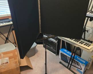 Portable vocal booth w/tripod