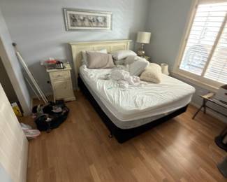 White wood queen bed set
