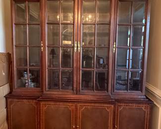 Henredon 18th Century Portfolio Collection Chippendale Style Walnut China / Display Cabinet
