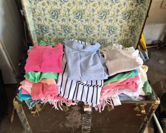 228 CedarLinedTrunkFilledwithWomensXLCasualWear