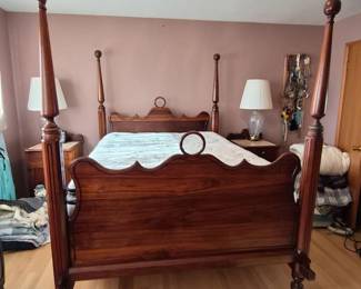 140 UniqueQueenFourPosterBedPlushBeautyrestMattress
