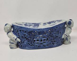 190 BlueandWhiteChinesePorcelainOpenworkHeadRest
