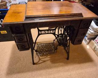 60 SingerOakTreadleSewingMachineTable