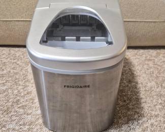 87 FrigidaireStainlessSteelCountertopIceMakerEFIC117SS