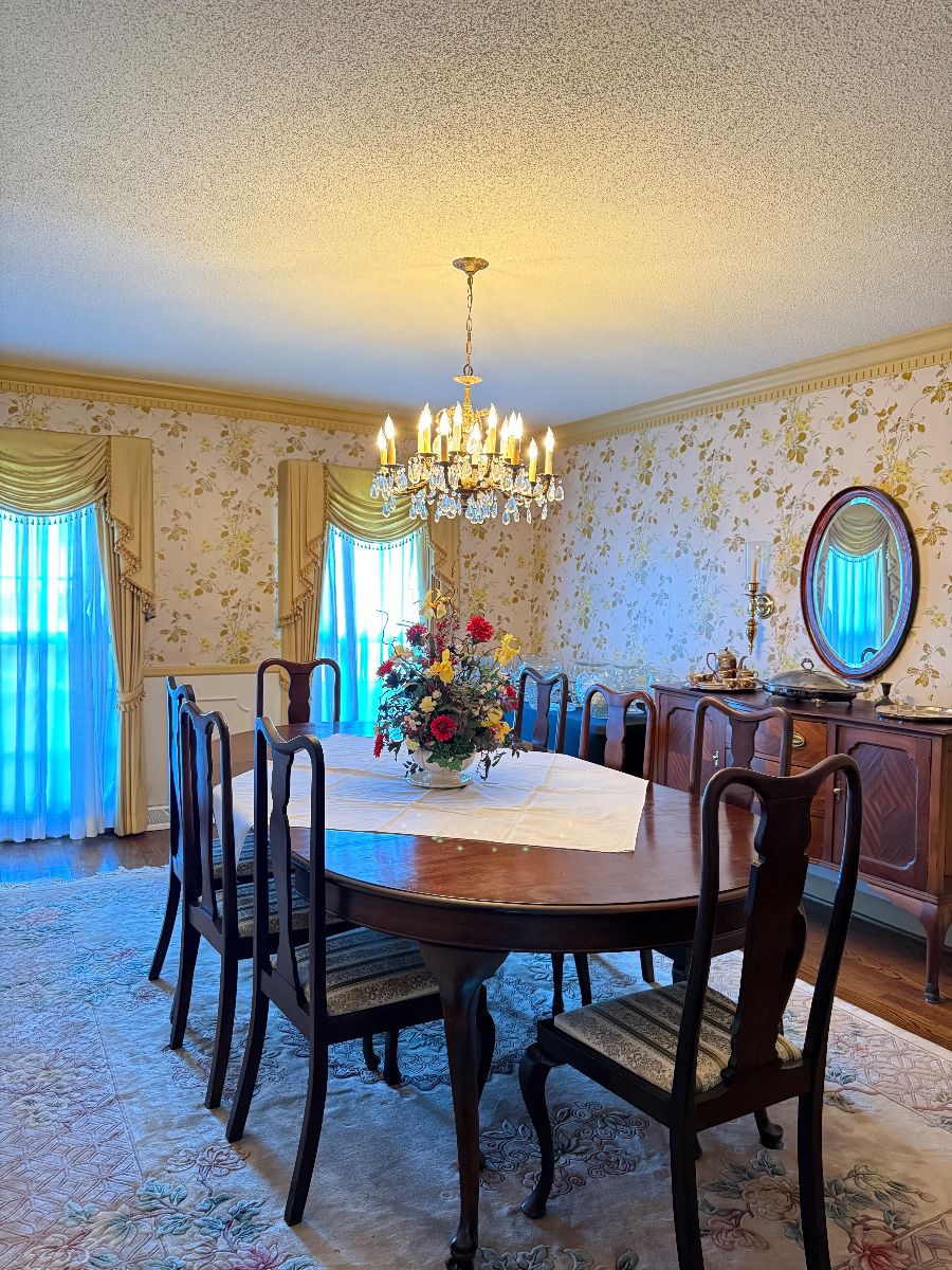 Dining Room furniture, 10 chairs, oval table with leaves