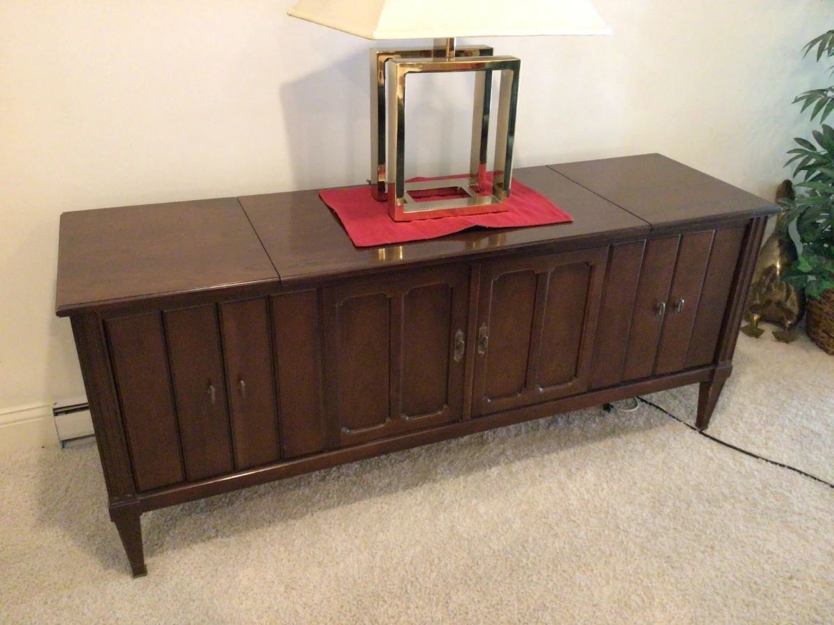 Zenith record player w/cabinet (vintage)