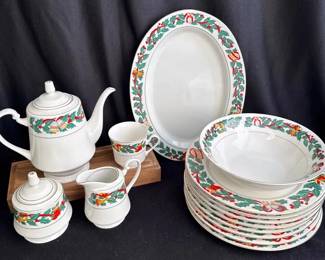 ROYAL MAJESTIC Christmas Eve 8447 Fine China * Dinner Plates, Teapot, Creamer, Sugar Bowl