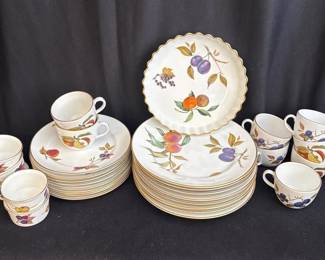 Beautiful Evesham ‘Oven To Table’ China Set * Royal Worcester England