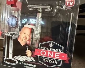 Micro Touch ONE Classic Safety Razor and Assorted Cookware third image