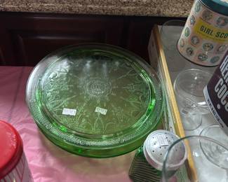 Uranium cake plate