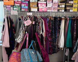 New Kathy Zeeland purses and tons of size 3x clothing most with tags on them