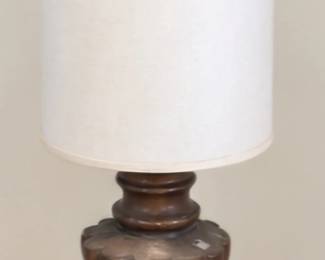 Table lamp with carved-look base