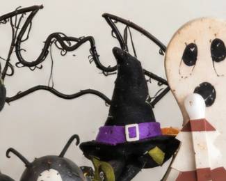 Assorted Halloween decorations. We would prefer to sell these all together, but these are not a set. 