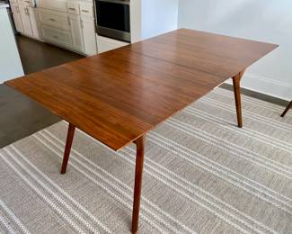 Dining table *comes with extra leaf*