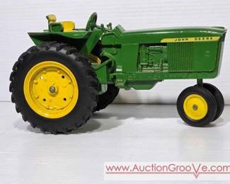 1 Vintage John Deere Metal Toy Tractor. Made in USA