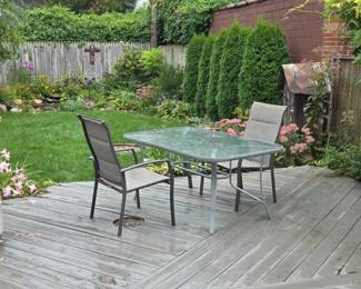 Outdoor Patio table & (2) Chairs