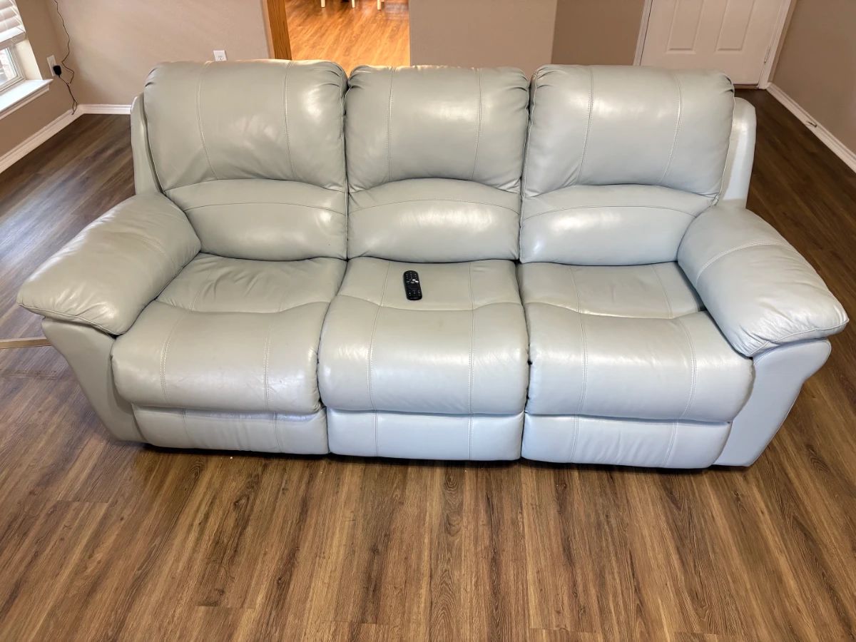 AWESOME ELECTRIC POWERED LEATHER SOFA.