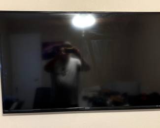 FLATSCREEN TV.
