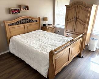 BEAUTIFUL QUEEN SIZE BEDROOM SET.
