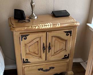 BEAUTIFUL QUEEN SIZE BEDROOM SET.