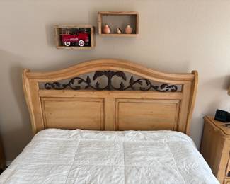 BEAUTIFUL QUEEN SIZE BEDROOM SET.