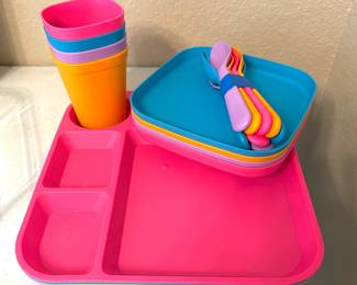 CUTE CHILDRENS COLORFUL PLASTIC DINNERWARE.