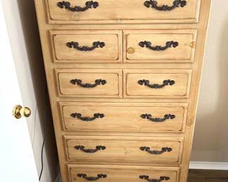 BEAUTIFUL QUEEN SIZE BEDROOM SET.