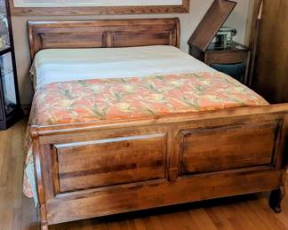 Traditional Queen Sleigh Bed