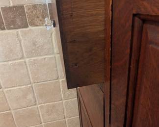 Antique Quarter-Sawn Oak Chifferobe