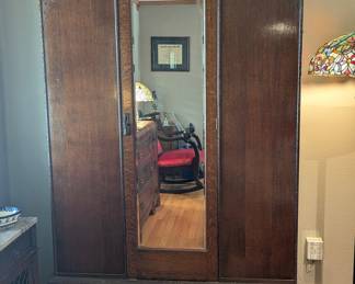 Antique Quarter-Sawn Oak Arts and Crafts Wardrobe with Mirrored Door