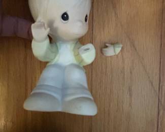 Precious Moments Figurine E-1373/B "Smile, God Loves You"