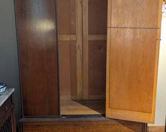Antique Quarter-Sawn Oak Arts and Crafts Wardrobe with Mirrored Door