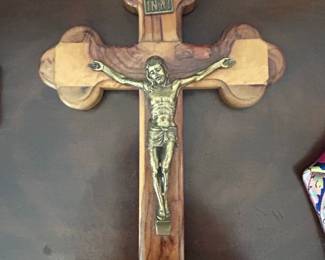 Olive Wood Trefoil Crucifix with Metal Corpus